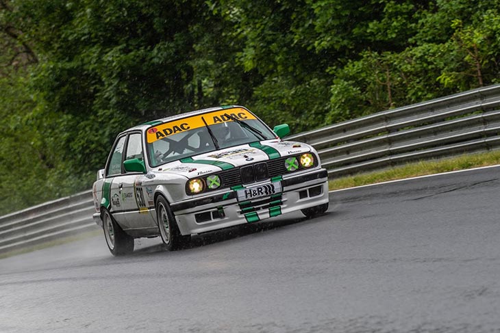 Motorsport-Fahrzeug von Gelhaus Motorsport bei einem Rennstreckeneinsatz