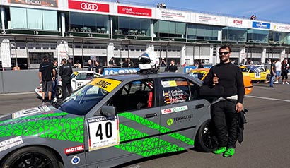 Motorsport-Fahrzeug von Gelhaus Motorsport auf der Rennstrecke