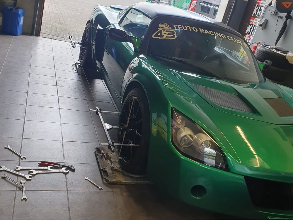 Performance-Fahrzeug in der Werkstatt von Gelhaus Motorsport